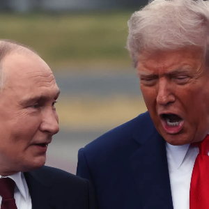 Tổng thống Nga Vladimir Putin (trái) và Tổng thống Mỹ Donald Trump trong cuộc gặp ở Alaska, tháng 8/2025 - Ảnh: Getty/CNBC.