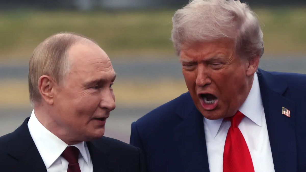 Tổng thống Nga Vladimir Putin (trái) và Tổng thống Mỹ Donald Trump trong cuộc gặp ở Alaska, tháng 8/2025 - Ảnh: Getty/CNBC.