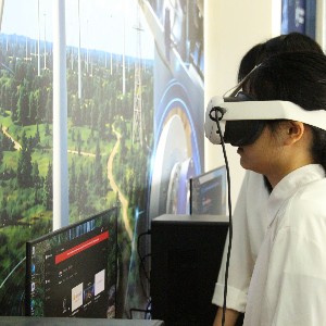Sinh viên Trường Đại học Điện lực trải nghiệm kính thực tế ảo tại Trung tâm Đào tạo Công nghệ - Ứng dụng Thực tế ảo và Trí tuệ nhân tạo trong năng lượng tại Hà Nội. Ảnh: Sơn Hải.