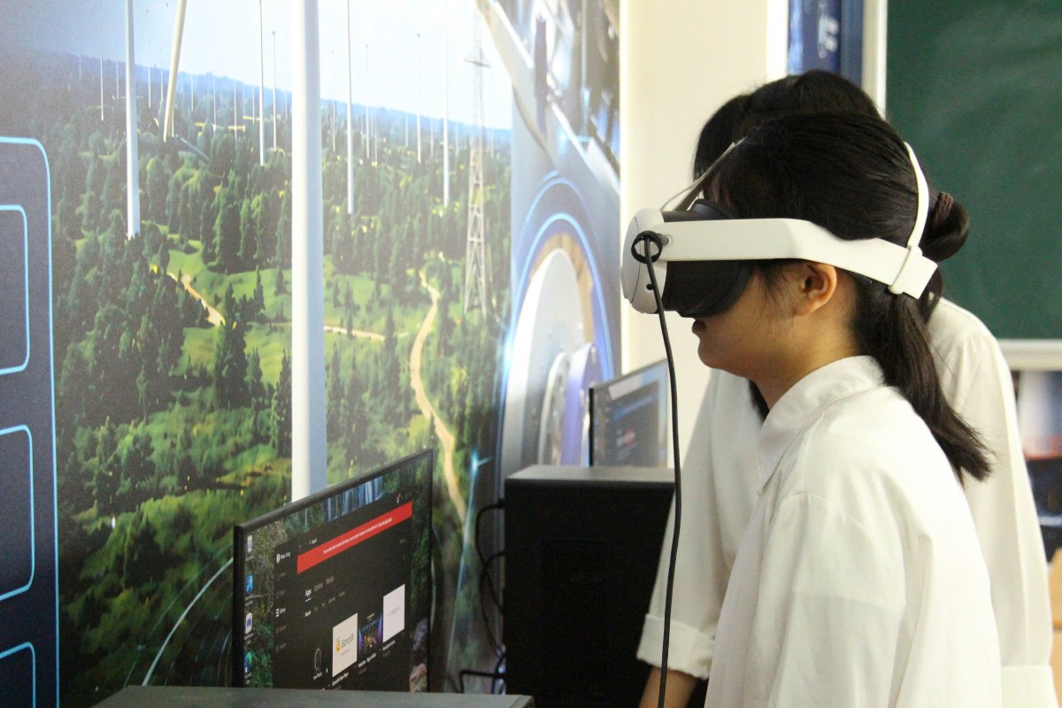 Sinh viên Trường Đại học Điện lực trải nghiệm kính thực tế ảo tại Trung tâm Đào tạo Công nghệ - Ứng dụng Thực tế ảo và Trí tuệ nhân tạo trong năng lượng tại Hà Nội. Ảnh: Sơn Hải.