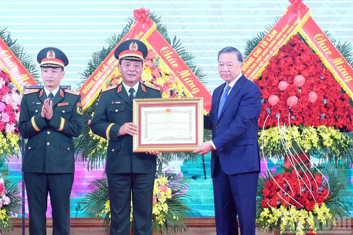 Tổng Bí thư, Chủ tịch nước Tô Lâm trao Danh hiệu Anh hùng Lực lượng vũ trang nhân dân﻿ tặng Bộ Tư lệnh Thủ đô Hà Nội. Ảnh: Nhân Dân.