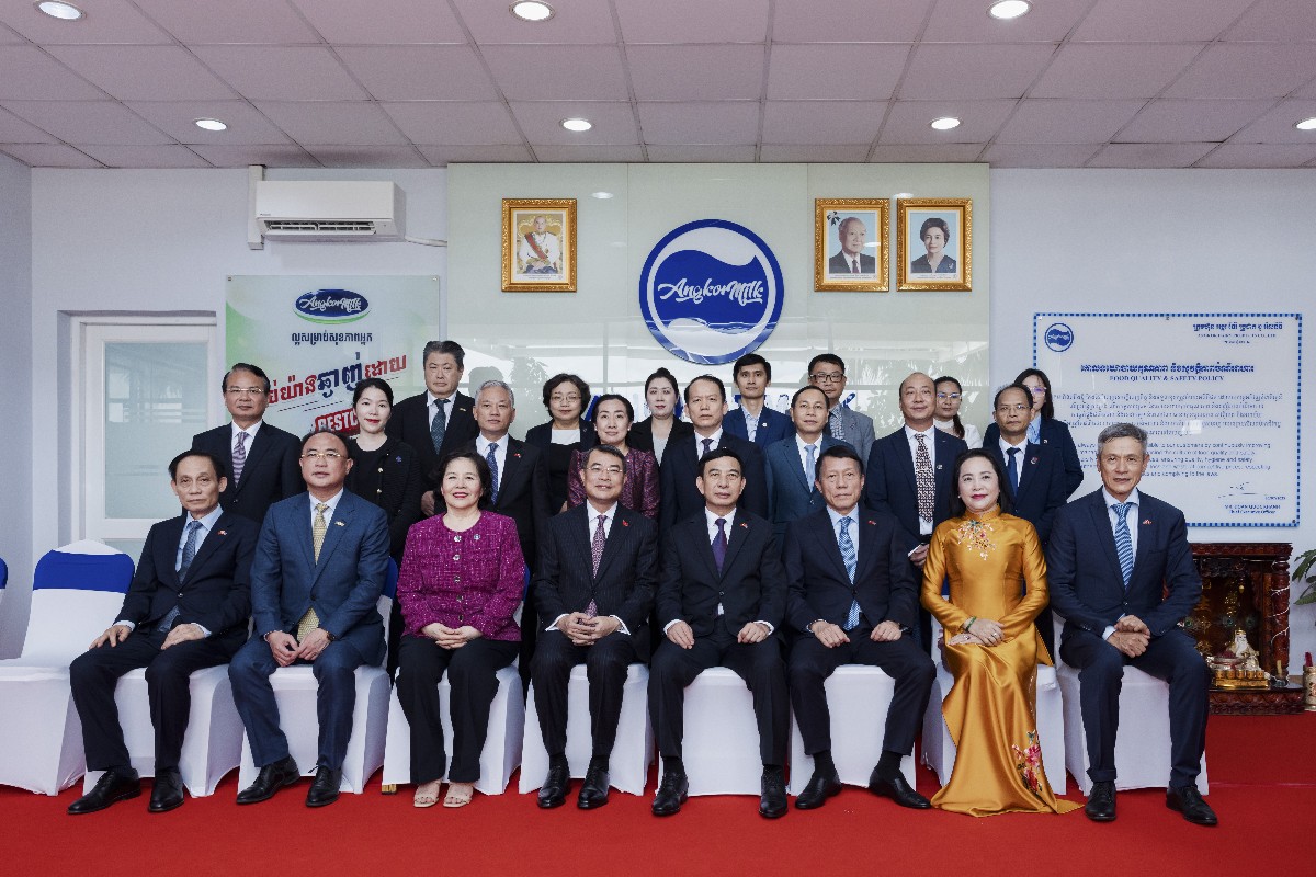Thủ tướng Chính phủ và đoàn công tác cấp cao chụp ảnh lưu niệm cùng Tổng Giám đốc Vinamilk Mai Kiều Liên và Nhà máy Angkormilk. Ảnh: Vi Nam.