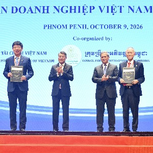 Thủ tướng Lê Minh Hưng chứng kiến các doanh nghiệp trao biên bản ghi nhớ hợp tác. Ảnh: VNA.