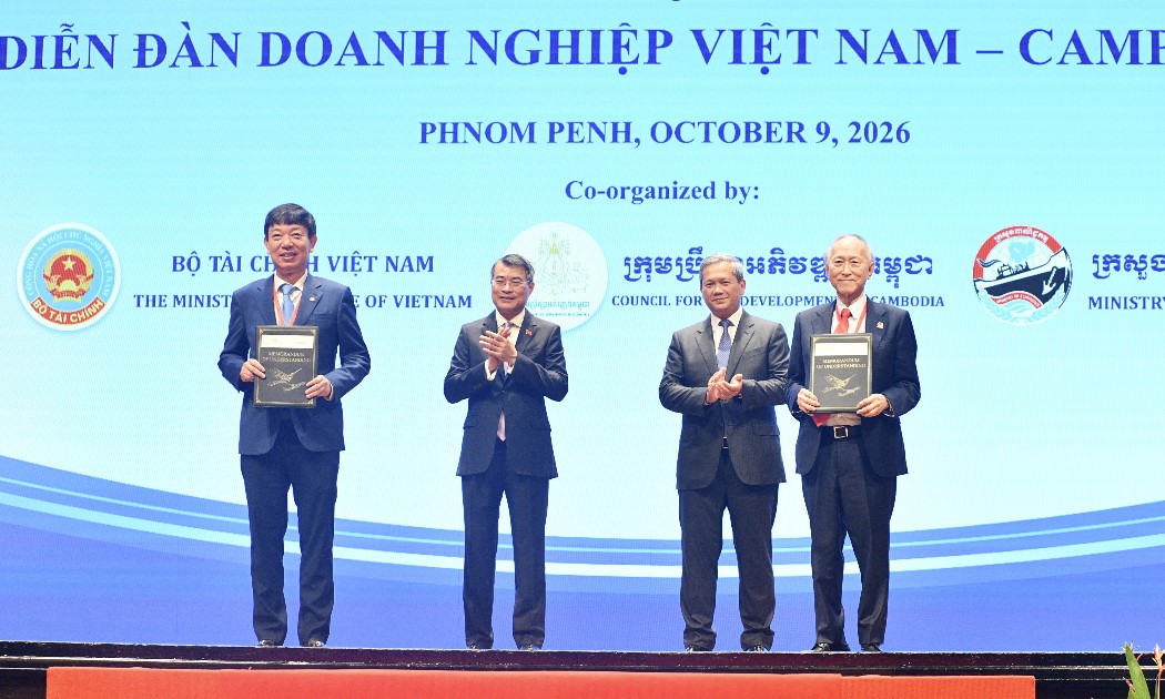 Thủ tướng Lê Minh Hưng chứng kiến các doanh nghiệp trao biên bản ghi nhớ hợp tác. Ảnh: VNA.
