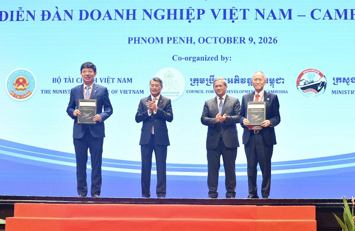 Thủ tướng Lê Minh Hưng chứng kiến các doanh nghiệp trao biên bản ghi nhớ hợp tác. Ảnh: VNA.