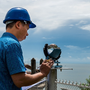 Nguồn lực đầu tư cho ngành khí tượng thủy văn còn hạn chế. Quan trắc viên Trạm Khí tượng Hải văn Hòn Dấu, Đài Khí tượng Thủy văn Bắc bộ. Ảnh: Xuân Tùng