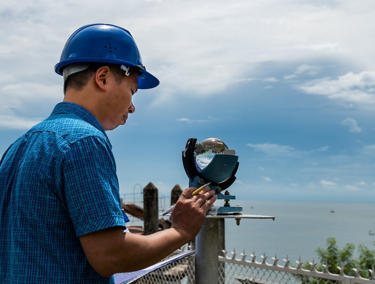 Nguồn lực đầu tư cho ngành khí tượng thủy văn còn hạn chế. Quan trắc viên Trạm Khí tượng Hải văn Hòn Dấu, Đài Khí tượng Thủy văn Bắc bộ. Ảnh: Xuân Tùng