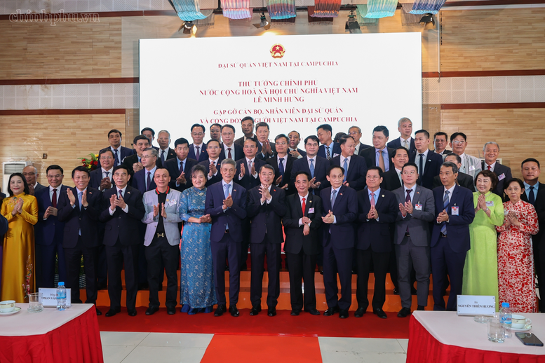 Thủ tướng và đại diện cộng đồng người gốc Việt tại Campuchia; cán bộ, nhân viên Đại sứ quán, các cơ quan đại diện Việt Nam tại Campuchia - Ảnh: chinhphu.vn/Nhật Bắc
