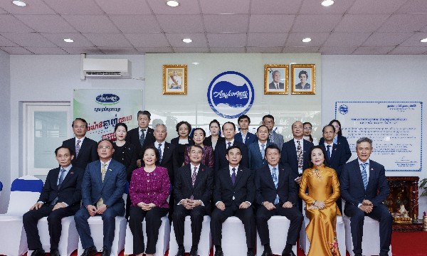 Ủy viên Bộ Chính trị - Thủ tướng Chính phủ Lê Minh Hưng thăm Nhà máy Angkormilk của Vinamilk tại Campuchia