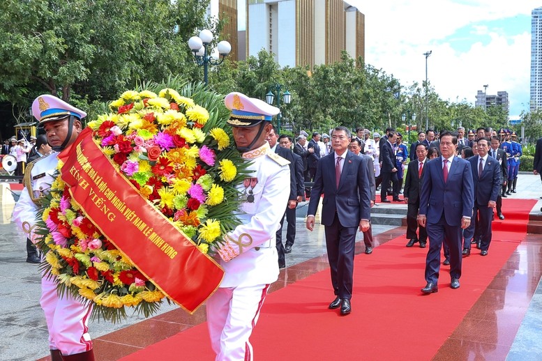 Thủ tướng Lê Minh Hưng đặt vòng hoa tại Đài Độc lập, Đài tưởng niệm cố Quốc vương Norodom Sihanouk, Đài Hữu nghị Campuchia-Việt Nam. Ảnh: Chinhphu.vn
