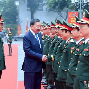 Tổng Bí thư, Chủ tịch nước Tô Lâm với các đồng chí lãnh đạo, chỉ huy Bộ Tư lệnh Thủ đô Hà Nội﻿. Ảnh: Nhân Dân