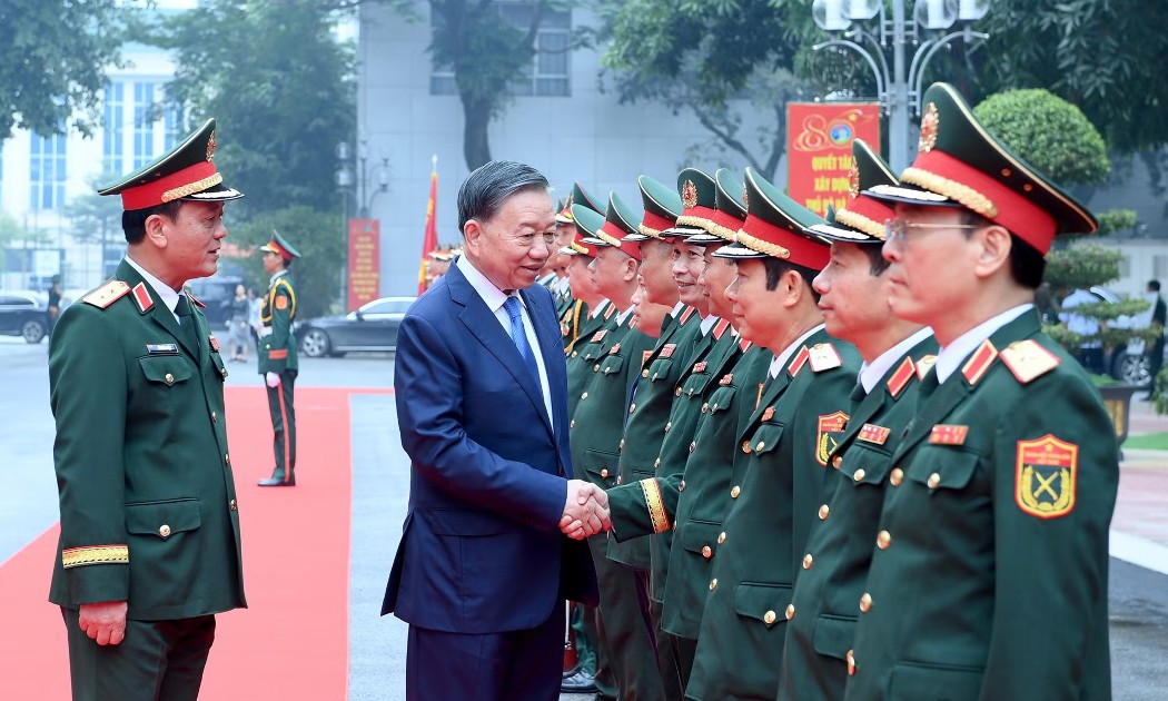Tổng Bí thư, Chủ tịch nước Tô Lâm với các đồng chí lãnh đạo, chỉ huy Bộ Tư lệnh Thủ đô Hà Nội. Ảnh: Nhân Dân