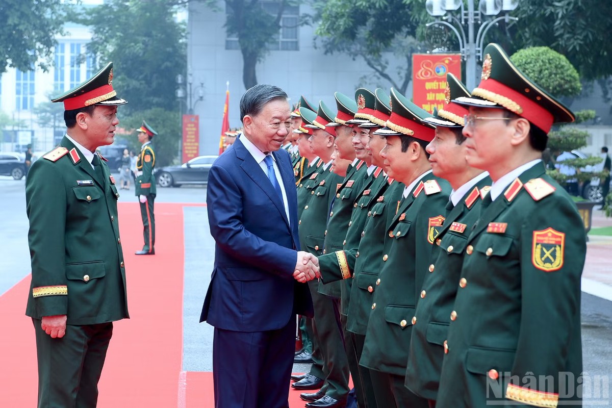 Tổng Bí thư, Chủ tịch nước Tô Lâm với các đồng chí lãnh đạo, chỉ huy Bộ Tư lệnh Thủ đô Hà Nội﻿. Ảnh: Nhân Dân