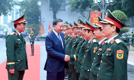 Tổng Bí thư, Chủ tịch nước Tô Lâm với các đồng chí lãnh đạo, chỉ huy Bộ Tư lệnh Thủ đô Hà Nội. Ảnh: Nhân Dân