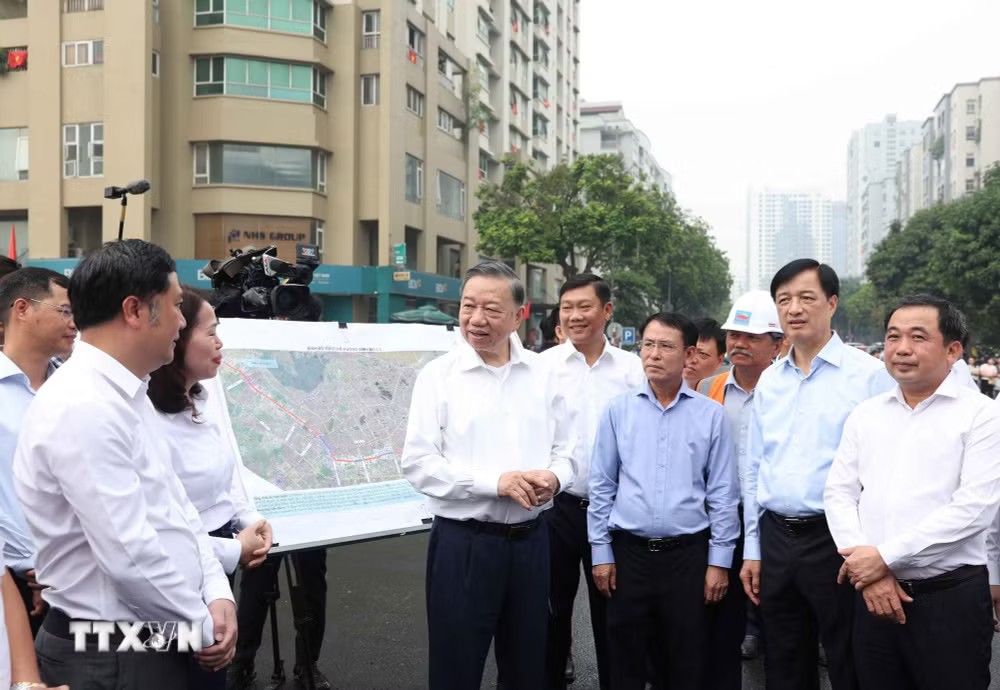 Tổng Bí thư, Chủ tịch nước Tô Lâm kiểm tra việc thực hiện dự án đường Vành đai 2,5 thuộc địa bàn phường Cầu Giấy - Ảnh: TTXVN