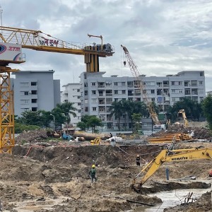 Một dự án có vốn đầu tư lớn ven sông Hàn đang được đẩy nhanh tiến độ thi công, góp phần tăng trưởng kinh tế thành phố. Ảnh Ngô Anh Văn
