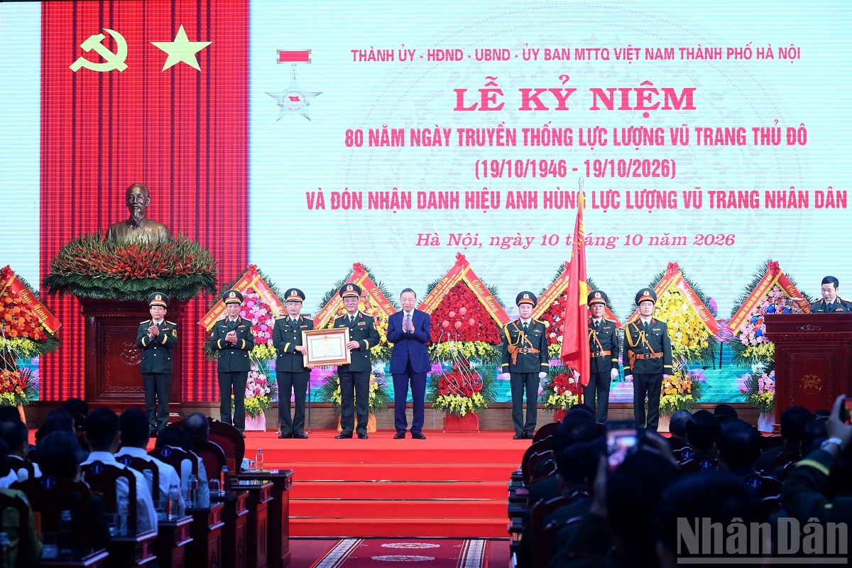 Tổng Bí thư, Chủ tịch nước Tô Lâm trao Danh hiệu Anh hùng Lực lượng vũ trang nhân dân tặng Bộ Tư lệnh Thủ đô Hà Nội. Ảnh: Nhân Dân