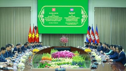 Vietnamese Prime Minister holds talks with his Cambodian counterpart