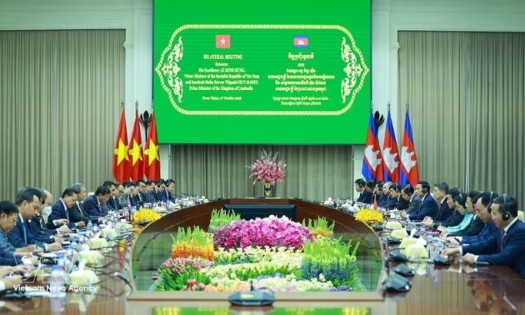 Prime Minister Le Minh Hung holds talks with his Cambodian counterpart Hun Manet in Phnom Penh on October 9. (Photo: VNA)