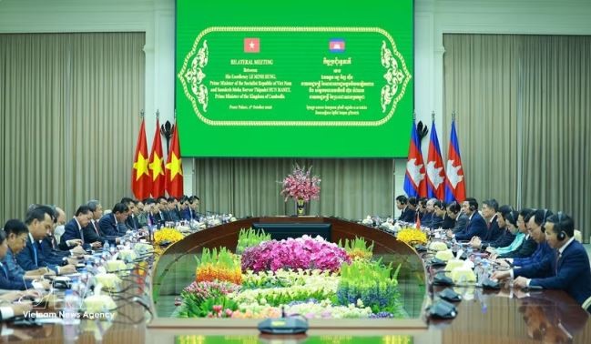 Vietnamese Prime Minister holds talks with his Cambodian counterpart
