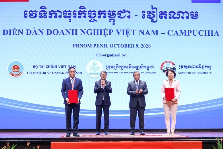 Dưới sự chứng kiến của hai Thủ tướng, các cơ quan, doanh nghiệp hai nước trao các văn kiện hợp tác - Ảnh: chinhphu.vn/Nhật Bắc