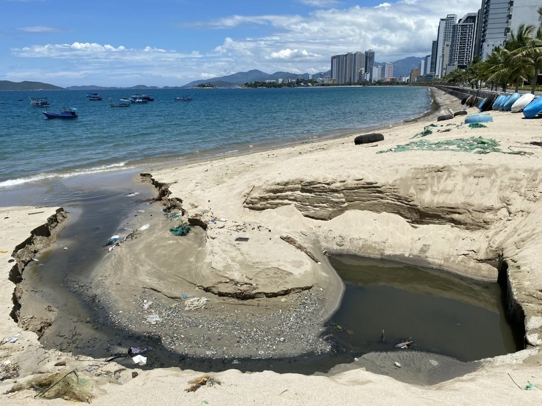 Khánh Hòa hướng tới việc tách, thu gom và chuyển tải toàn bộ nước thải sinh hoạt hiện đang chảy theo cống chung ra sông, biển về Nhà máy xử lý nước thải phía Bắc và Nhà máy xử lý nước thải phía Nam theo đúng quy hoạch thoát nước và xử lý nước thải đô thị đã được phê duyệt. Ảnh minh họa: Vũ Thành