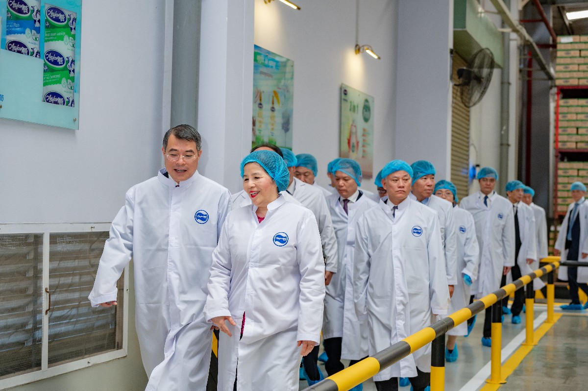 Thủ tướng Chính phủ Lê Minh Hưng và đoàn công tác cấp cao tìm hiểu hoạt động sản xuất tại Nhà máy Angkormilk. Ảnh: Vi Nam.