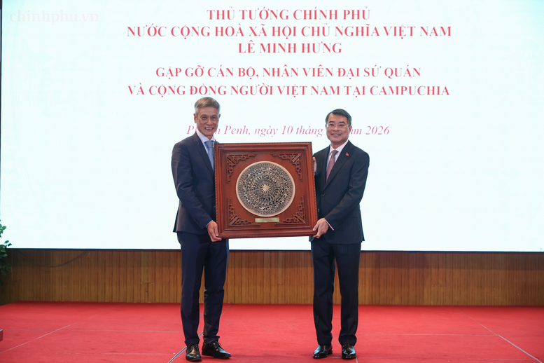 Thủ tướng tặng quà cộng đồng và các cơ quan đại diện Việt Nam tại Campuchia - Ảnh: chinhphu.vn/Nhật Bắc