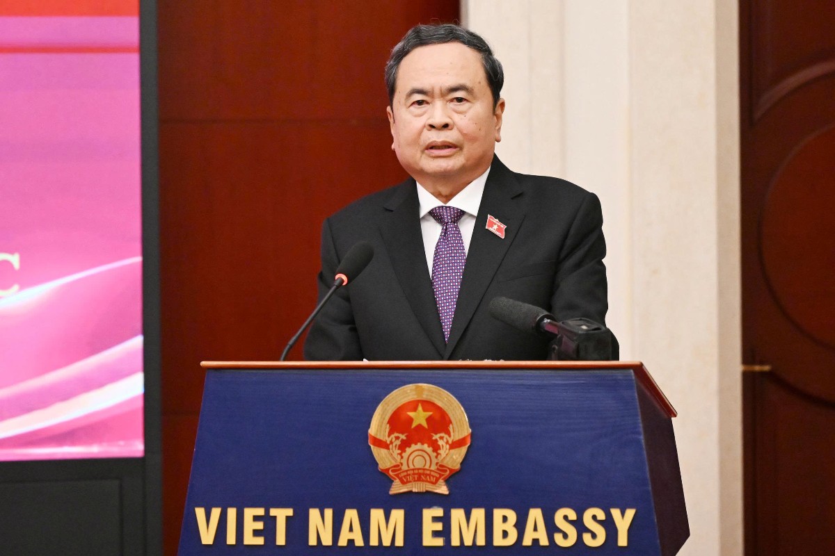 Chủ tịch Quốc hội Trần Thanh Mẫn phát biểu tại buổi gặp gỡ cán bộ, nhân viên Đại sứ quán và cộng đồng người Việt Nam tại Trung Quốc. Ảnh: Cổng thông tin điện tử Quốc hội.