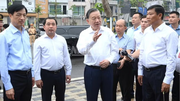 Top leader inspects key infrastructure projects in Hanoi