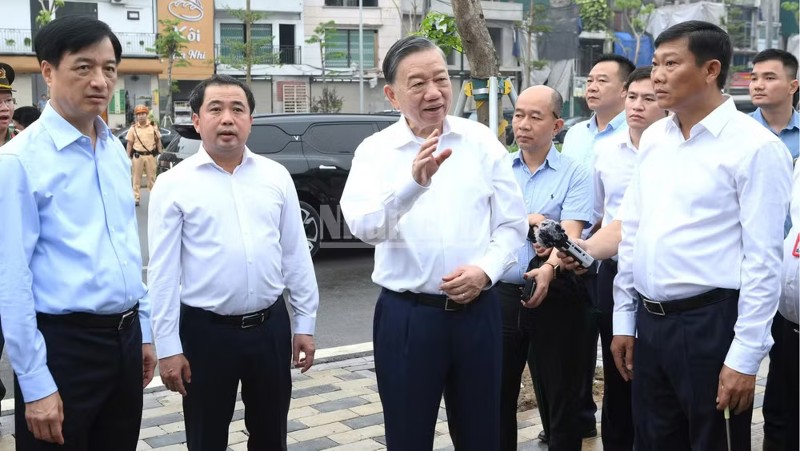 Top leader inspects key infrastructure projects in Hanoi