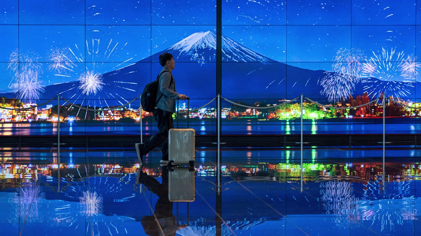 Một hành khách đang đi bộ trong sân bay Haneda ở Nhật Bản. Tần suất gia tăng của các cuộc tấn công mạng đã gây lo ngại ở cấp cao nhất của chính phủ. Ảnh: AFP/Getty Images
