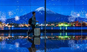 Một hành khách đang đi bộ trong sân bay Haneda ở Nhật Bản. Tần suất gia tăng của các cuộc tấn công mạng đã gây lo ngại ở cấp cao nhất của chính phủ. Ảnh: AFP/Getty Images