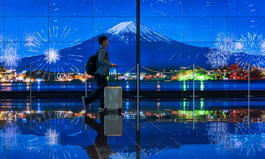 Một hành khách đang đi bộ trong sân bay Haneda ở Nhật Bản. Tần suất gia tăng của các cuộc tấn công mạng đã gây lo ngại ở cấp cao nhất của chính phủ. Ảnh: AFP/Getty Images