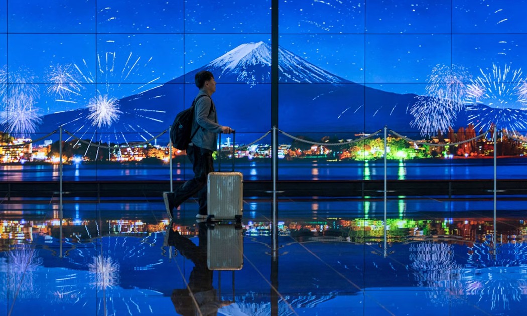 Một hành khách đang đi bộ trong sân bay Haneda ở Nhật Bản. Tần suất gia tăng của các cuộc tấn công mạng đã gây lo ngại ở cấp cao nhất của chính phủ. Ảnh: AFP/Getty Images