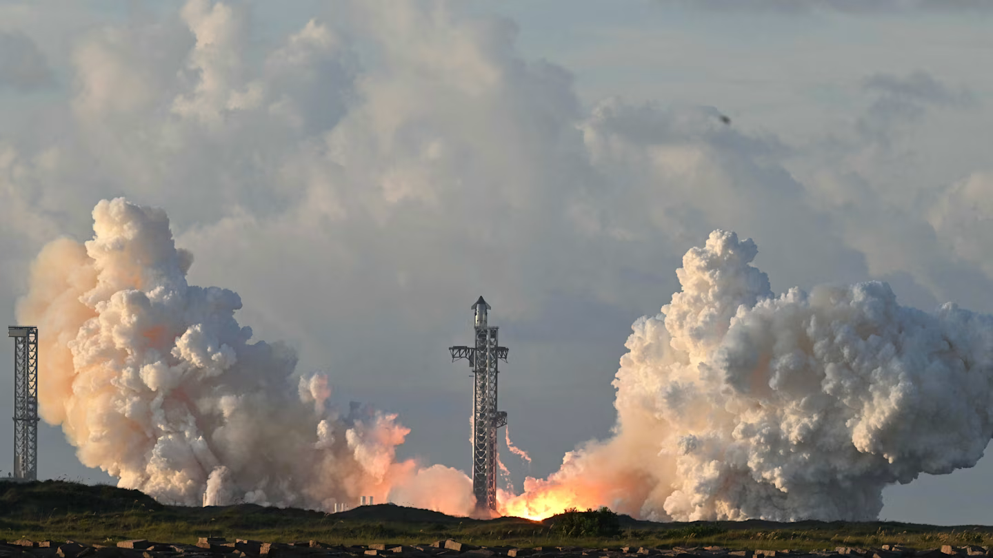 Dịch vụ di động kết nối trực tiếp tới người dùng sẽ mang lại cho SpaceX cơ hội tiếp cận một thị trường lớn hơn nhiều so với chỉ cung cấp dịch vụ băng thông rộng qua vệ tinh. Ảnh: AFP/Getty Images