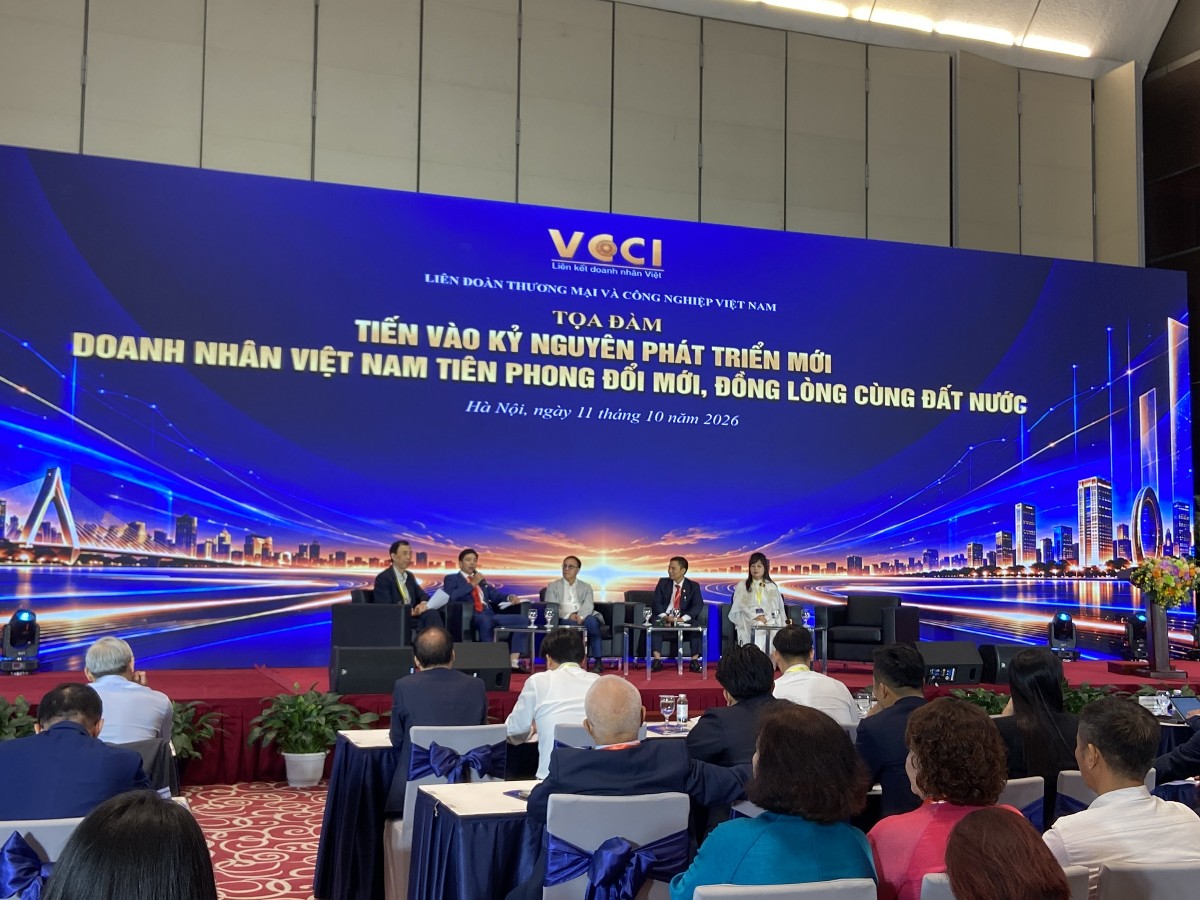 Các diễn giả tham gia phiên toạ đàm. Ảnh: Song Hà.