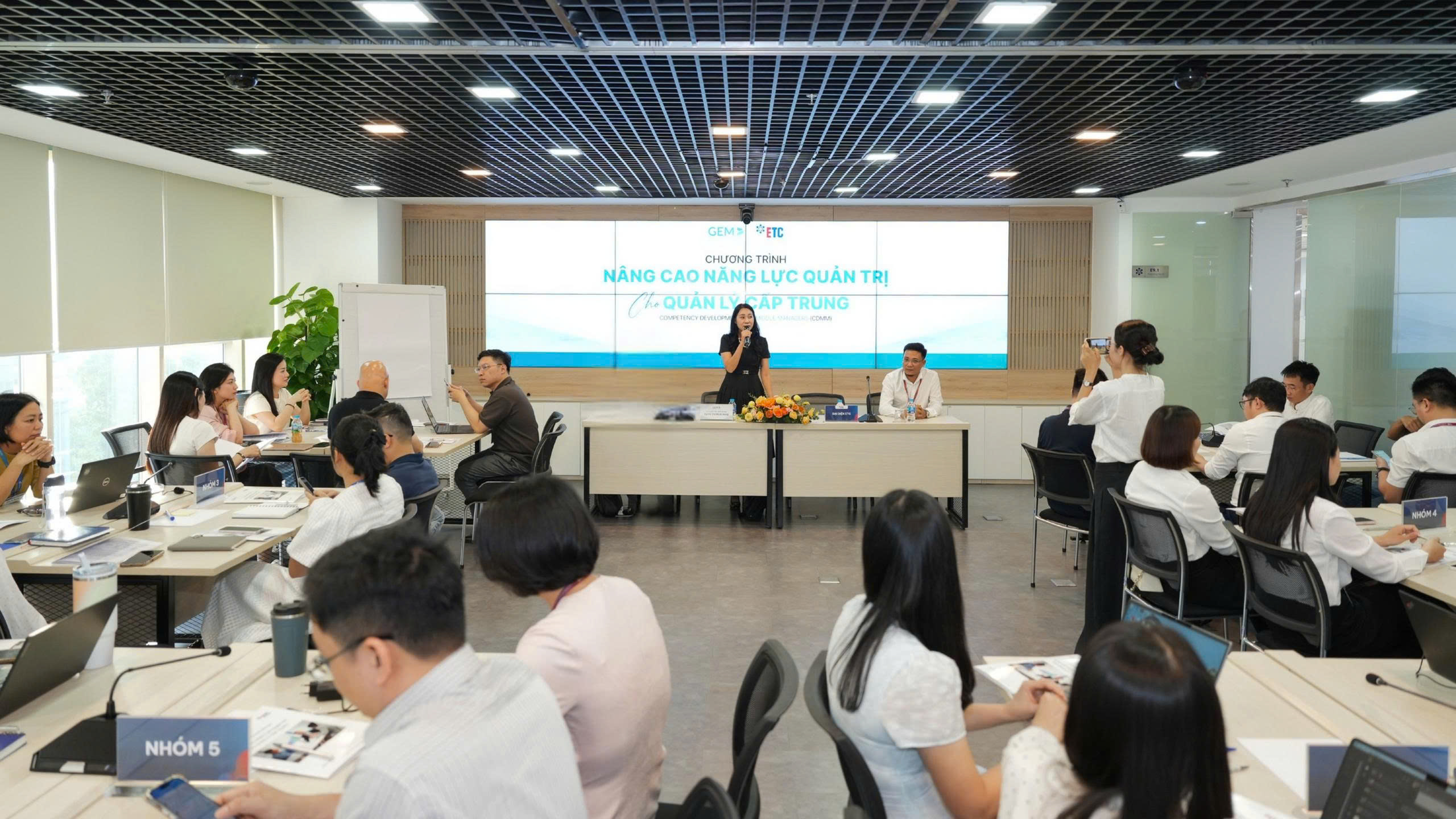 Trong môi trường nhiều biến động, lãnh đạo không chỉ đưa ra mục tiêu mà còn phải giúp nhân viên hiểu tổ chức đang đi đâu, vì sao cần thay đổi và họ đóng vai trò gì trong quá trình đó.