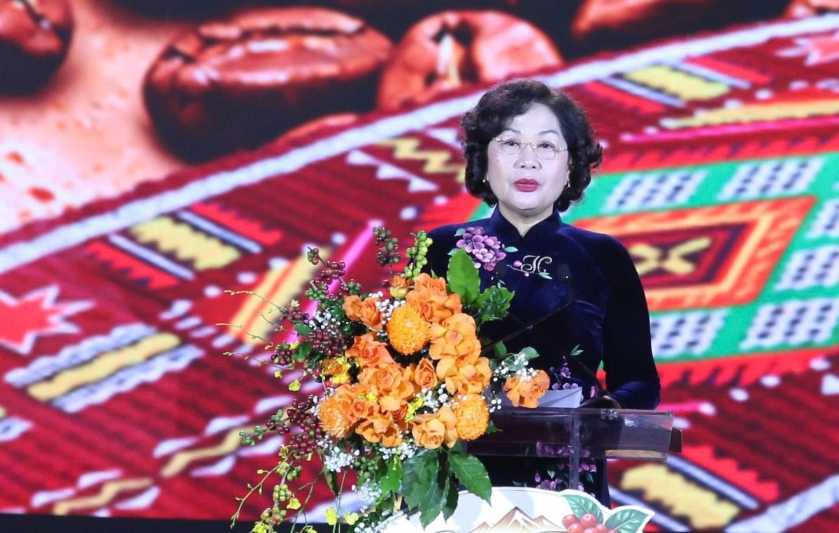 Bà Nguyễn Thị Hồng, Phó Chủ tịch Quốc hội: "Cần gắn phát triển cà phê với du lịch, dịch vụ và công nghiệp văn hóa để gia tăng giá trị sản phẩm". Ảnh: Ban tổ chức.