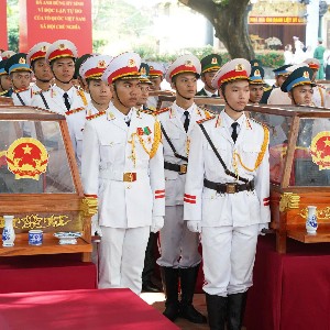 Các chiến sĩ đưa hài cốt các anh hùng liệt sĩ tại công viên Lê Thị Riêng ra xe di quách về nghĩa trang liệt sĩ TP. Hồ Chí Minh sáng 12/10/2026. Ảnh: Đại biểu Nhân dân.