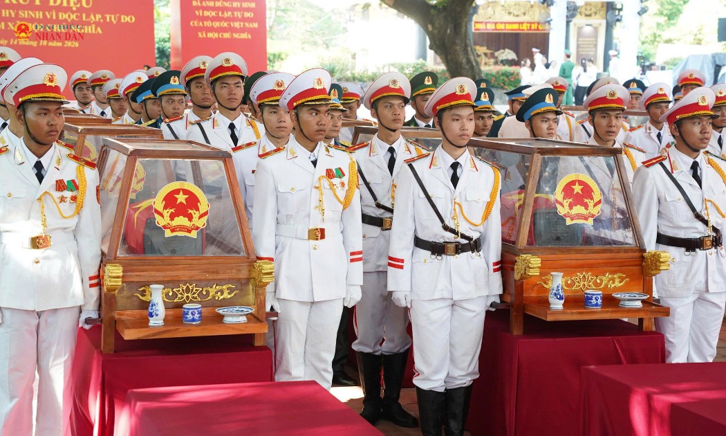 Các chiến sĩ đưa hài cốt các anh hùng liệt sĩ tại công viên Lê Thị Riêng ra xe di quách về nghĩa trang liệt sĩ TP. Hồ Chí Minh sáng 12/10/2026. Ảnh: Đại biểu Nhân dân.