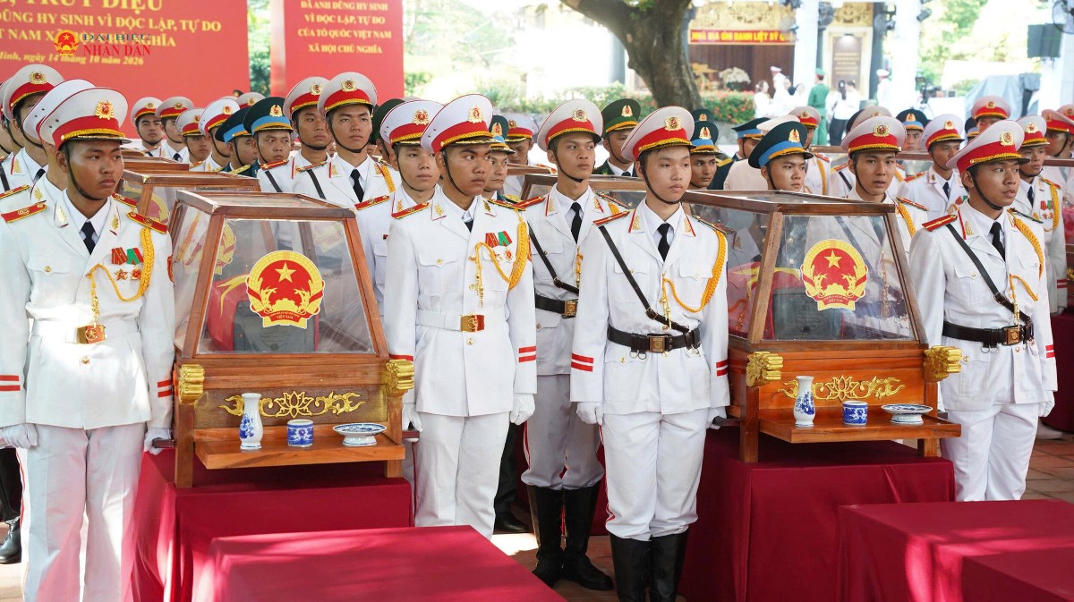 Các chiến sĩ đưa hài cốt các anh hùng liệt sĩ tại công viên Lê Thị Riêng ra xe di quách về nghĩa trang liệt sĩ TP. Hồ Chí Minh sáng 12/10/2026. Ảnh: Đại biểu Nhân dân.