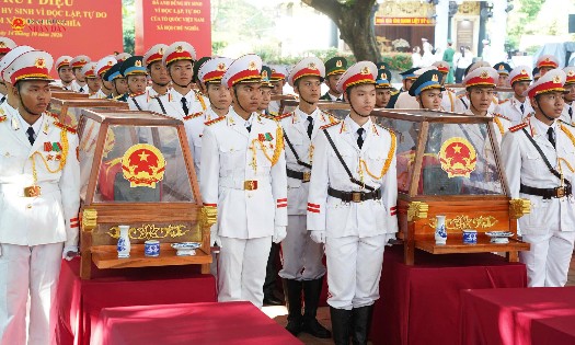 Các chiến sĩ đưa hài cốt các anh hùng liệt sĩ tại công viên Lê Thị Riêng ra xe di quách về nghĩa trang liệt sĩ TP. Hồ Chí Minh sáng 12/10/2026. Ảnh: Đại biểu Nhân dân.