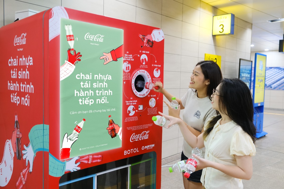 Người dân dễ dàng tìm thấy và thao tác trên máy thu gom trong chương trình tái chế của Coca-Cola ngay tại nhiều ga metro TP.HCM.