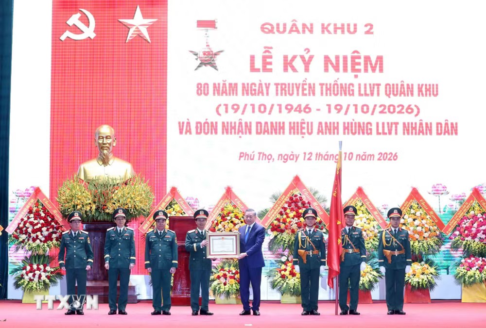 Tổng Bí thư, Chủ tịch nước Tô Lâm trao tặng Danh hiệu Anh hùng Lực lượng Vũ trang Nhân dân cho Quân khu 2 - Ảnh: TTXVN