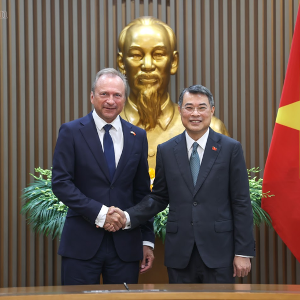 Thủ tướng Lê Minh Hưng tiếp Bộ trưởng Tài chính Luxembourg Gilles Roth - Ảnh: chinhphu.vn/Nhật Bắc