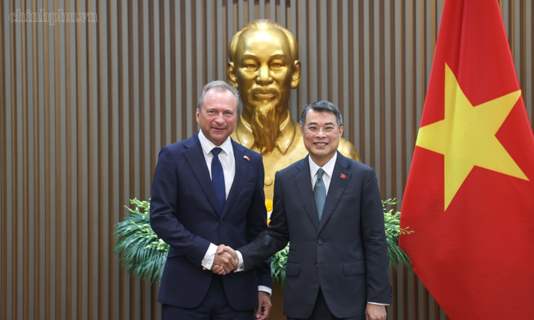 Thủ tướng Lê Minh Hưng tiếp Bộ trưởng Tài chính Luxembourg Gilles Roth - Ảnh: chinhphu.vn/Nhật Bắc