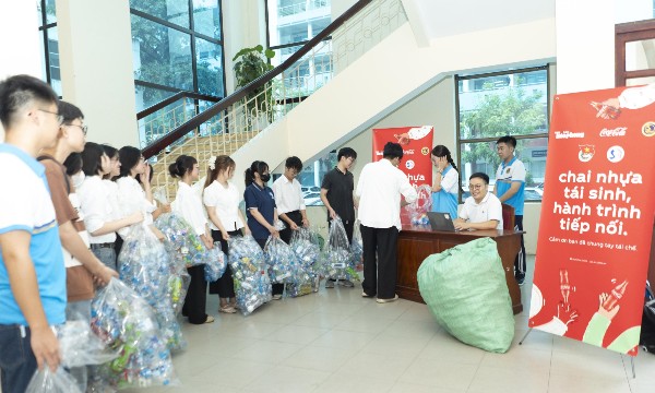 Hành trình tái chế chai nhựa 4 năm liên tiếp thu hút GenZ