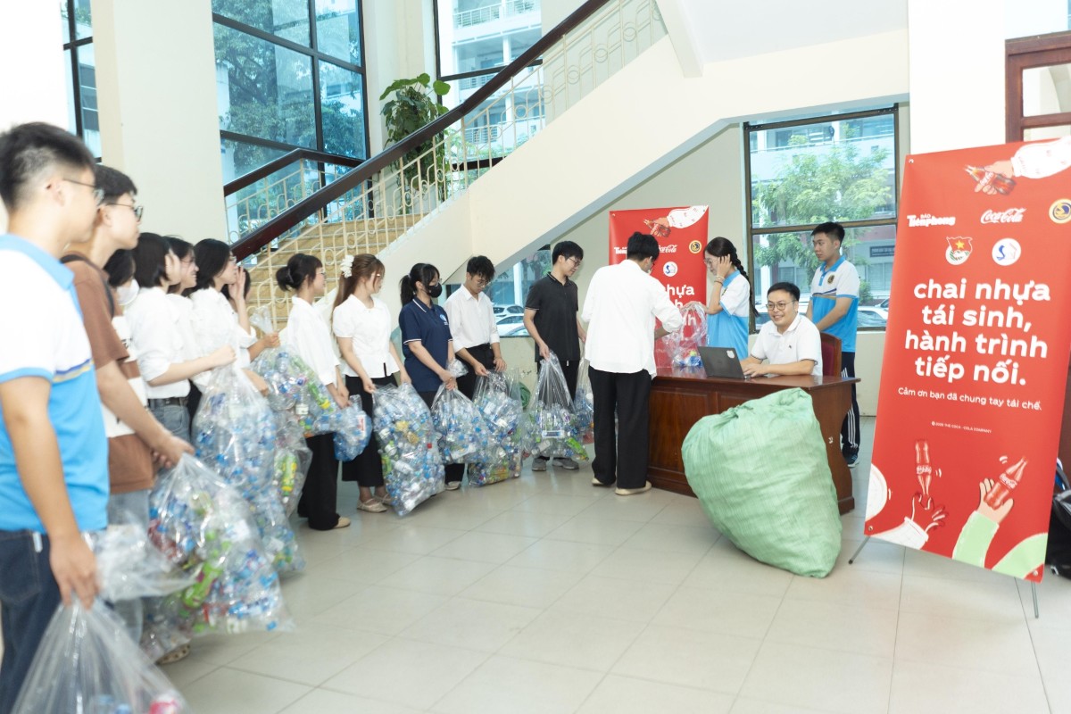 Sinh viên các trường đại học tích cực thu gom chai nhựa, lon nhôm mỗi tuần như một thói quen, góp phần giảm rác thải nhựa.
