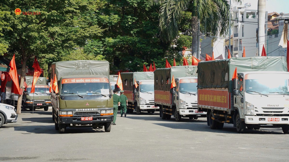 Đoàn xe đưa 731 hài cốt liệt sĩ từ công viên Lê Thị Riêng về Nghĩa trang liệt sĩ TP. Hồ Chí Minh dự kiến đi qua quãng đường 26 km. Ảnh: Đại biểu Nhân dân.
